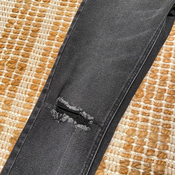 Stradivarius Super High Waisted Skinny Jean with Rip in Black - Picture 5 of 13